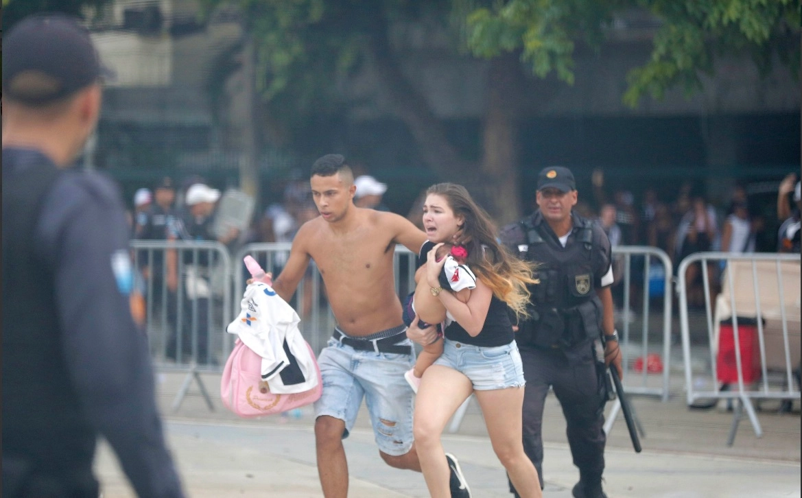 Assistir futebol, torcer para times, ir a estádios, é considerado