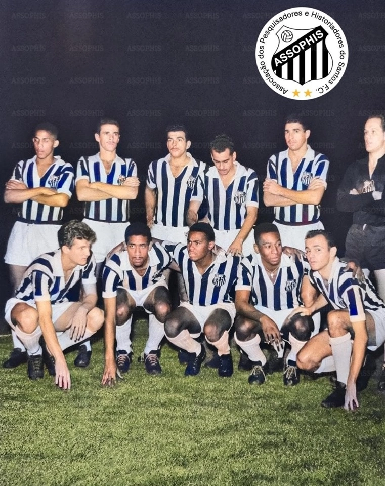 Equipe do Santos em 1960. O clube brasileiro excursionou pela Europa entre 20 de maio e 02 de julho de 1960. Nesta formação, temos, em pé: Zé Carlos, Getúlio, Calvet, Zito, Mauro e Laércio. Agachados: Sormani, Mengálvio, Coutinho, Pelé e Pepe