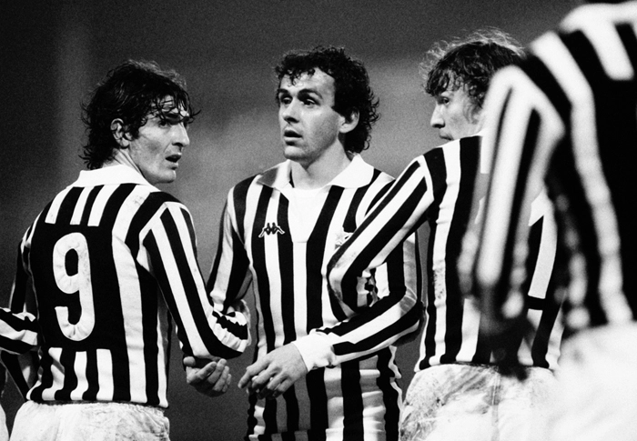 Ambos craques da Juventus: Paolo Rossi, com a camisa 9, e Michel Platini, ao seu lado. Foto: Reprodução/In My Ear