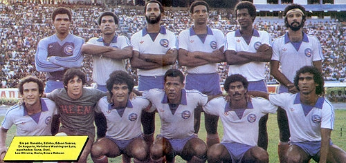 Bahia bicampeão baiano de 1981 e 82. Na Fonte Nova lotada vemos Ronaldo, Edinho, Édson Soares, Zé Augusto, Helinho e Washington Luis em pé; agachados estão Sena, Osni, Leo Oliveira, Dario, Emo e Róbson