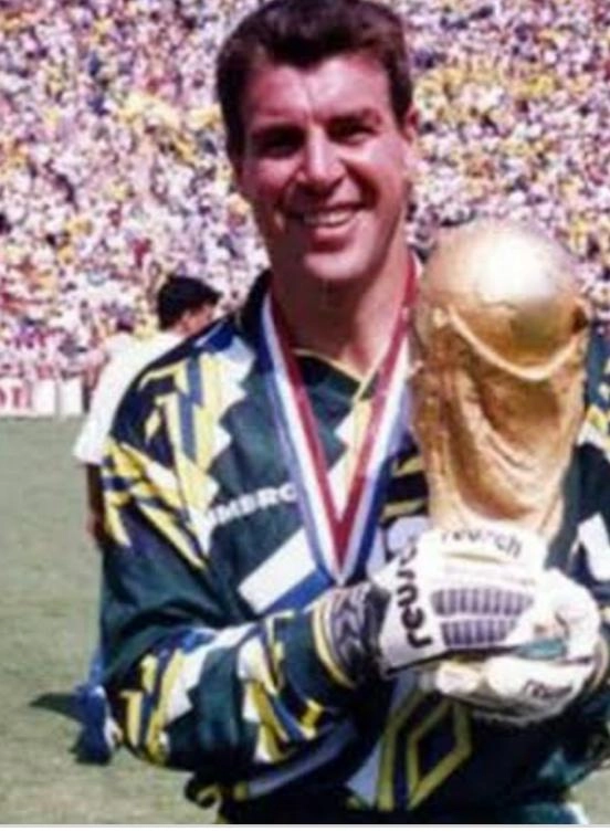 Em 17 de julho de 1994, comemorando o título da seleção brasileiro na Copa dos Estados Unidos, após o Brasil derrotar a Itália nos pênaltis. Zetti era o reserva imediato de Taffarel. Foto: Divulgação