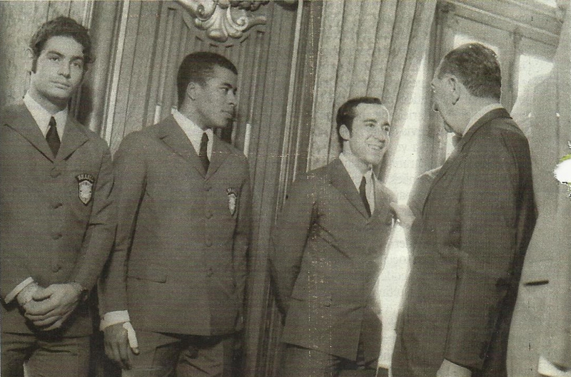 O ditador Emílio Garrastazu Médici (à direita), então presidente do Brasil, recebeu os campeões da Copa do México em 1970, Rivellino Jairzinho e Tostão. Foto: Revista Veja