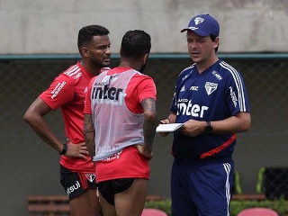 Fernando Diniz deve iniciar a temporada com Daniel Alves no meio-campo. Foto: Rubens Chiri / saopaulofc.net