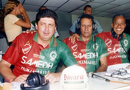 Da esquerda para a direita: Paulo Nelli, o jornalista Jurandir Santos e Dadá Maravilha, comentando um Vila Nova x Goiás, em Goiânia (GO), pela Rádio Brasil Central.