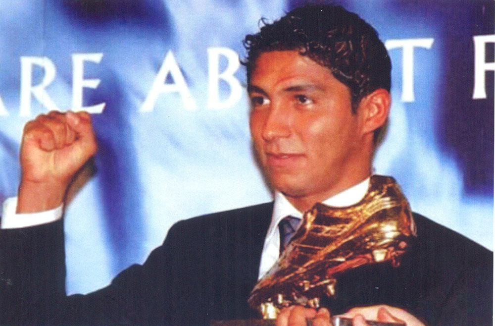 Atacante que foi o maior goleador da Europa três vezes foi contratado pelo Verdão em 2004.