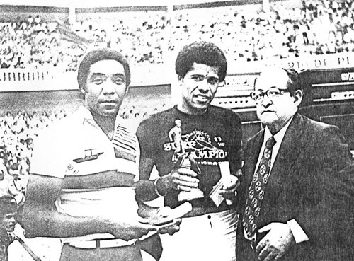 Novamente em um Sport x Santa Cruz. Dessa vez Dadá e Mazinho (esq) são homenageados por seus grandes feitos no futebol pernambucano.