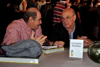 Uma foto, uma hist&oacute;ria! Rivellino e Dino Sani em um doce reencontro