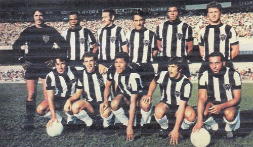 O Galo ao lado da massa no Mineirão em 1971 com Renato, Zé Maria, Normandes, Vanderlei, Vantuir e Oldair em pé e Ronaldo, Humberto Ramos, Dario, Lola e Tião agachados. Foto enviada pelo internauta Walter Peres.