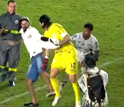 Goleiro corintiano foi agredido por um torcedor santista no final da partida na Vila. Foto: Reprodução