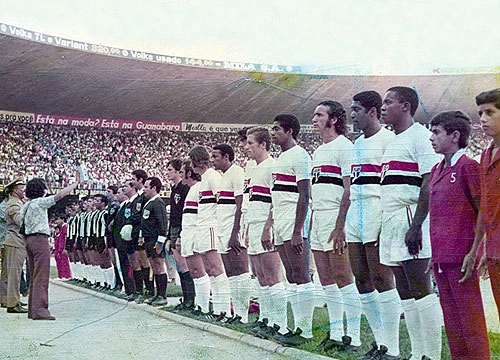 No triangular final do primeiro Campeonato Brasileiro, em 1971, Atlético Mineiro, São Paulo e Botafogo se enfrentaram. O Galo acabou campeão, mas a partir daquele momento formaram-se três novos clássicos nacionais. Na imagem, do começo dos anos 70, veja as equipes de Atlético e São Paulo, no Mineirão, ouvindo o hino nacional. Da esquerda para a direita: Dadá Maravilha, Vanderlei, Vantuir, Ronaldo, Humberto Monteiro, Lola, Humberto Ramos, Grapete, Tião, o goleiro Renato, pessoa não identificada, o trio de arbitragem, o goleiro Sérgio Valentim, Toninho Guerreiro, Forlan, Teodoro, Samuel, Paulo Nani, Gilberto Sorriso, Arlindo, Terto e Paraná. 