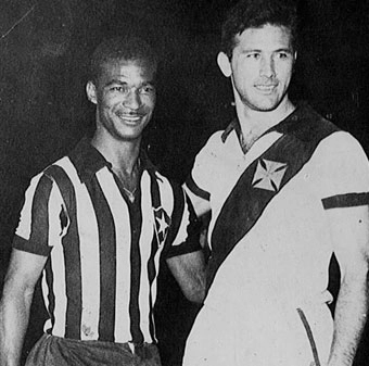 Didi ao lado de Bellini, antes do clássico pelo Campeonato Carioca do dia 27 de agosto de 1960, realizado no Maracanã, com o placar final de de 2 a 0 para o Vasco da Gama sobre o Botafogo. Foto enviada por Roberto Saponari