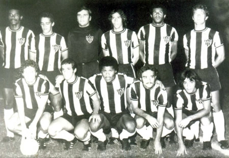 Galo do início dos anos 70. Em pé Bibi, Vanderlei Paiva. Mazurkievski, Grapete, Vantuir e Oldair; agachados Guará, Humberto Ramos, Dario, Hamilton Melo e Serginho.