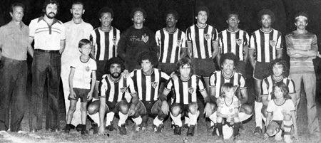 O garoto, de pé, é o hoje sargento da PM de Minas Gerais Marcos Machado, nosso internauta, que nos enviou essa foto tirada em 1972 na cidade de Patrocínio-MG, antes de um Galo 1 x 0 Patrocínio. Telê Santana é o primeiro em pé da esquerda para a direita. Na mesma fileira, Getúlio é o 4°, o goleiro Careca o 5°, Toninho Cerezo o 7° e Romeu o 9°. Agachados: Campos é o 2°, Marcelo o 3° e Dario o 4°.