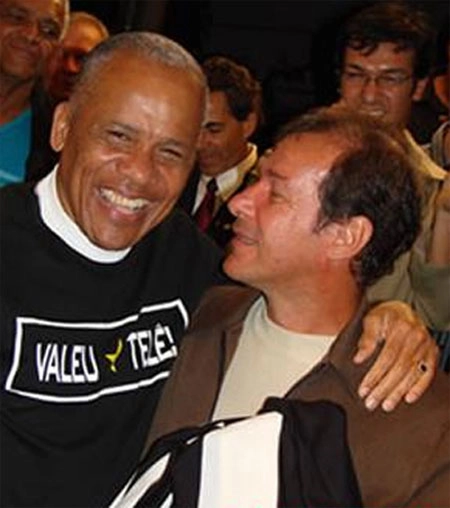 Dadá ao lado de Renê Santana, filho do mestre Telê Santana, em foto tirada por ocasião do lançamento da réplica da camisa atleticana da década de 1970