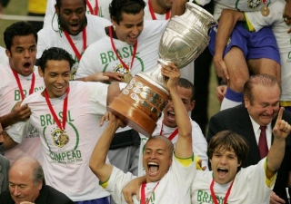Jogadores brasileiros comemoram o t&iacute;tulo em 2004. Foto: Divulga&ccedil;&atilde;o/ CBF