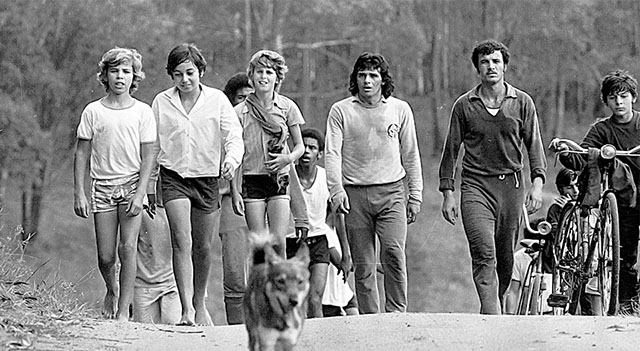 Um simpático cãozinho puxa a fila dos treinamentos do Inter na década de 70. A garotada também esteve ao lado dos atletas no Parque Saint-Hilaire, em Viamão, na Grande Porto Alegre. Figueroa e Cláudio Duarte vestem pesados abrigos de algodão. Atrás, de camiseta branca e calção escuro, Jair. Foto: História do S.C.Internaiconal 