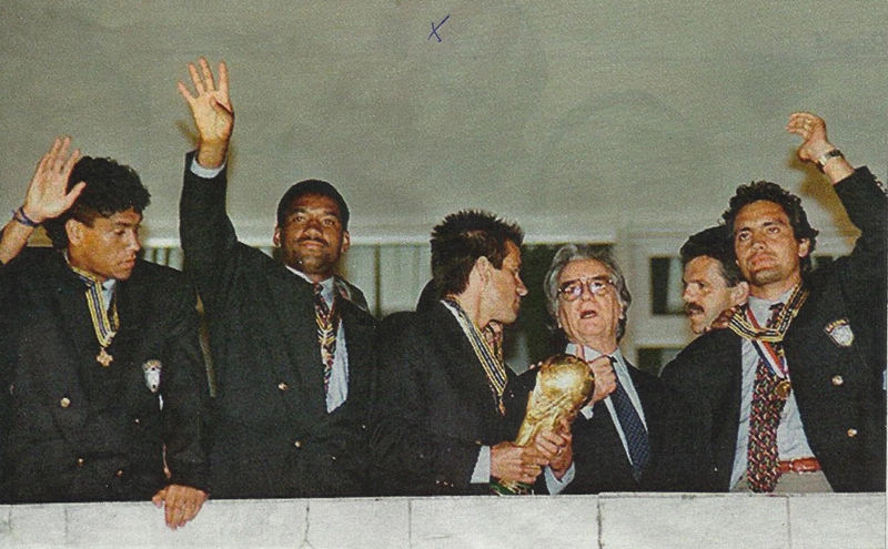 Após a conquista da Copa de 94, recepção do então presidente Itamar Franco em Brasília. Da esquerda para a direita: Márcio Santos, Viola, Dunga, Itamar Franco, Gilmar Rinaldi e Branco. Foto: Sérgio Amaral/Revista Veja