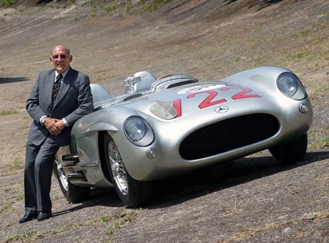 Em 2015, com a Mercedes com a qual venceu a Mille Miglia de 1955. Foto: Divulgação