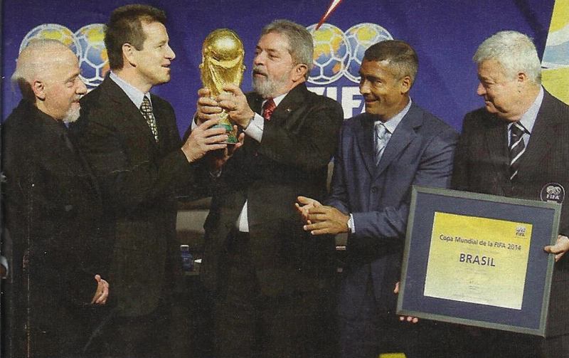 Em 2007, quando o Brasil foi escolhido para sediar a Copa de 2014. Da esquerda para a direita: o escritor Paulo Coelho, Dunga, o então presidente Lula, Romário e Ricardo Teixeira. Foto: Fabrice Cofrini/AFP/Revista Veja