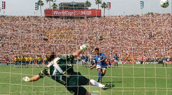 Taffarel saltou para a esquerda e Baggio mandou para fora na decisão da Copa de 94. Foto: Divulgação