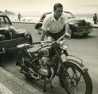 No Dia do Motociclista no Brasil, veja o saudoso Heleno de Freitas com sua moto