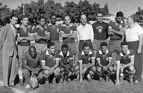 Veja acima a Sele&ccedil;&atilde;o Brasileira com a camisa azul. Da esquerda para &agrave; direita- Em P&eacute;: Paulo Planet Buarque, De Sordi, Oreco, Z&oacute;zimo, Dino Sani, Castilho, Mauro e o t&eacute;cnico Vicente Feola. Agachados: M&aacute;rio Am&eacute;rico, Garrincha, Moacir, Vav&aacute;, Dida e Zagallo.Cr&eacute;dito foto: Arquivo Nacional.
Cr&eacute;dito foto: Arquivo
