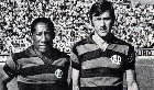 Uma foto, uma hist&oacute;ria! J&aacute; veteranos, os bicampe&otilde;es Djalma Santos e Bellini jogaram juntos no Furac&atilde;o
