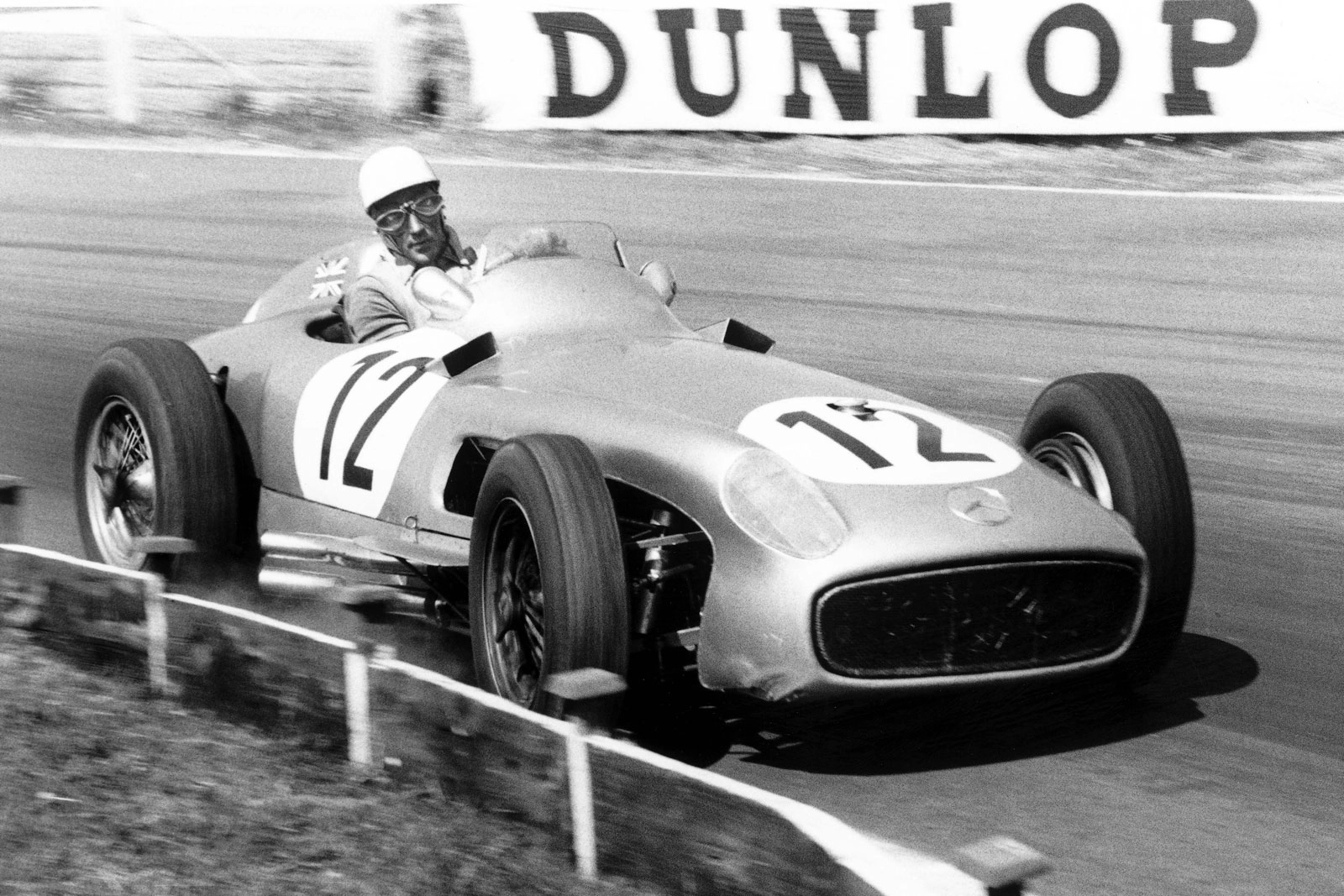 Em 16 de julho de 1955, no GP da Grã-Bretanha, em Aintree, quando conquistou sua primeira vitória na F1, com Mercedes. Foto: Divulgação