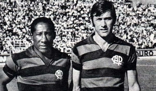 Uma foto, uma hist&oacute;ria! J&aacute; veteranos, os bicampe&otilde;es Djalma Santos e Bellini jogaram juntos no Furac&atilde;o