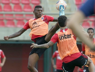 Equatoriano foi mal recebido no Morumbi após vídeo com camisa do Palmeiras durante folga
