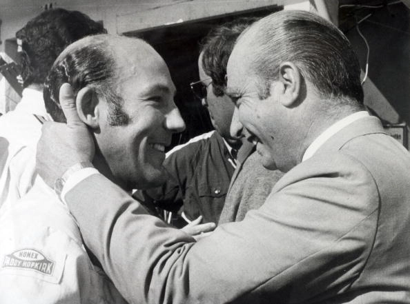 Stirling Moss e Juan Manuel Fangio no começo dos anos 60. Rivais nas pistas mas amigos fora delas. Foto: Divulgação