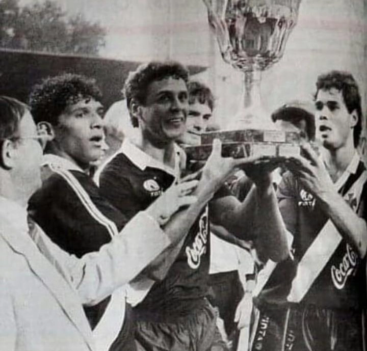 Cocada, Roberto Dinamite e Leonardo erguem mais uma taça conquistada pelo Vasco no final dos anos 80