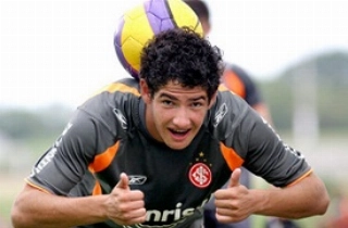 O Corinthians se aproxima da contratação de um atacante extraordinário, que ainda não ?explodiu? como previam os que o viram nascer no Internacional