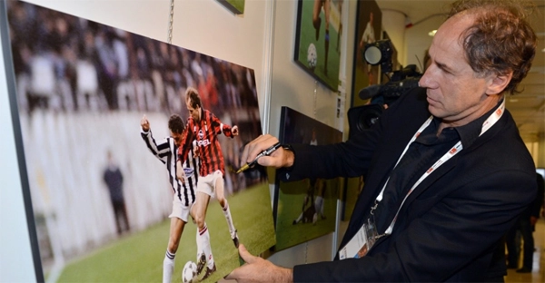 Franco Baresi autografa uma fotografia dos tempos de Milan. Foto: UOL
