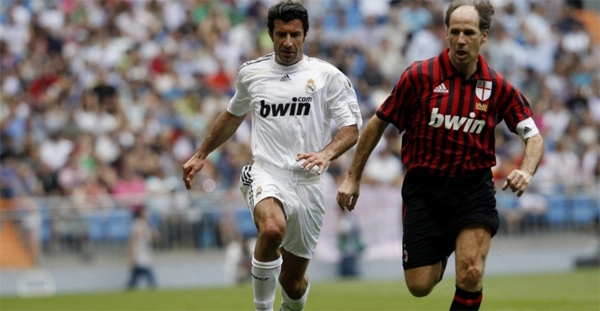 Em uma partida comemorativa realizada no estádio Santiago Bernabéu, os aposentados Figo e Baresi disputam a posse da bola. Foto: UOL