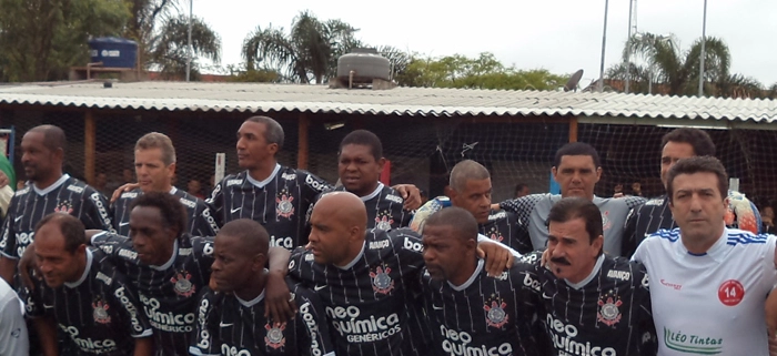 Em São Miguel Paulista, o time de Masters do Corinthians enfrentou a seleção de masters da cidade. Em pé, da esquerda para a direita, Guinei, Ronaldo, Nilson, Dama, Wagner Basílio, Dagoberto e Tosin. Agachados, da esquerda para a direita, João Paulo, Ataliba, Ezequiel, Batata, Carlinhos, Zenon e Carlos Alberto Spina. Foto enviada por Carlos Alberto Spina
