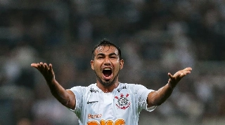Meia Junior Sornoza comemora gol de Manoel para o Corinthians contra o São Paulo após seu cruzamento