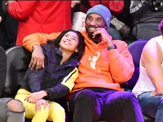 Kobe Bryant, ao lado da filha Gianna, em jogo do LA Lakers. Foto: Reprodução/Site TMZ