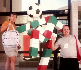 O 'Ciao' foi o mascote da Copa de 1990, na It&aacute;lia. Na foto, Milton e Nilson C&eacute;sar