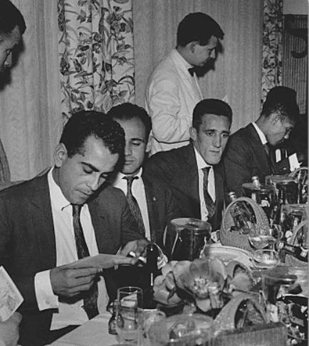 Jantar formal com os craques do Santos nos anos 60. Zito observa uma folha (será a conta do restaurante?), seguido por Pepe, Toninho Guerreiro e Abel