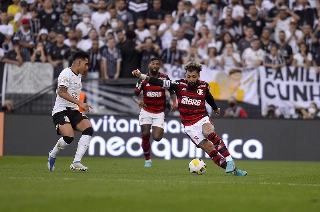 Mengão tem 21,8% dos torcedores no país, enquanto o Timão aparece com 15,5%. Foto: Marcelo Cortes/Flamengo