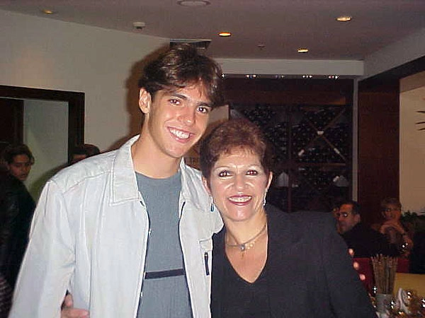 O jogador Kaká e Lenice Chame Magnoni Neves no dia 6 de agosto de 2002, durante a festa de aniversário de Milton Neves no Hotel Blue Tree da Faria Lima, em São Paulo