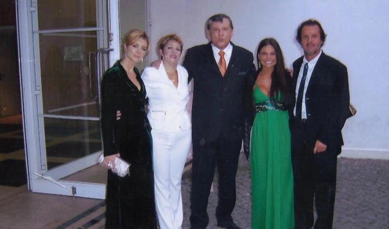 Cast da Rede Record de Televisão esteve na capital portuguesa para evento de lançamento da Rede Record de Televisão Portugal e África. Na foto, de 2005, em um teatro de Lisboa, a atriz Christine Fernandes, Lenice Chame Magnoni Neves, Milton Neves, a atriz Carla Regina e o ginecologista Malcolm Montgomery