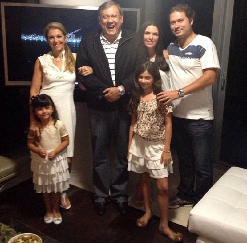 Lenice, Milton, Roberta e Fábio com as pequenas Maria Beatriz e Giulia, em Miami, no dia 31 de dezembro de 2012