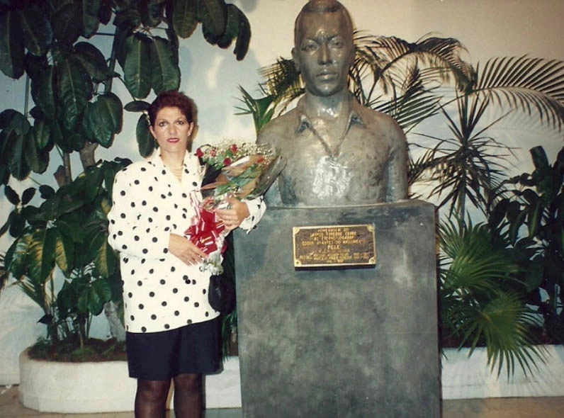Em 1992, na Vila Belmiro: junto a estátua do Rei Pelé