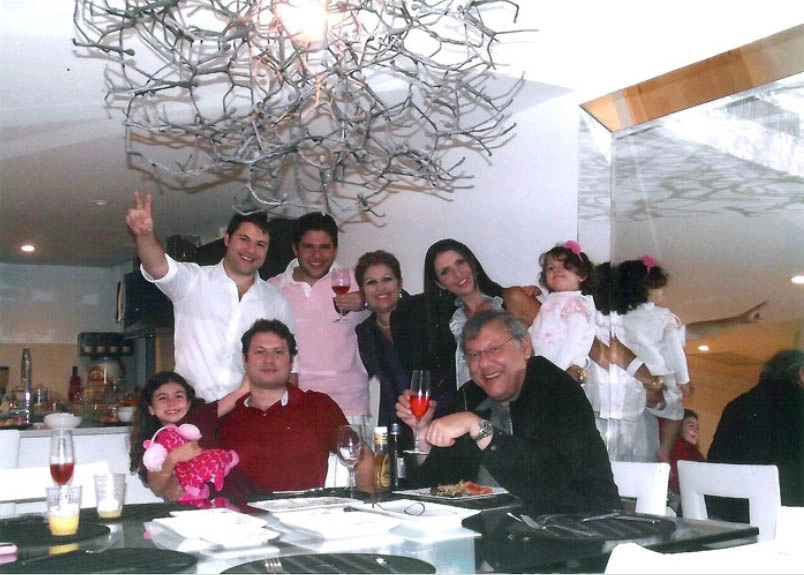 O Natal de 2011 foi comemorado em Miami pela família Neves. Em pé, da esquerda para a direita, Rafael, Netto, Lenice, Roberta Peporine e Maria Beatriz. Sentados à mesa, da esquerda para a direita, Giulia, Fábio Lucas Neves e Milton Neves