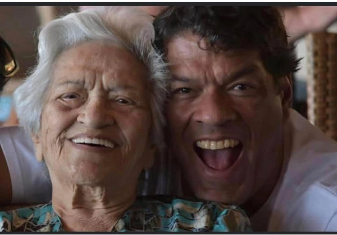 Dona Guiomar e o filho Raimar (um dos irmãos de Raí e Sócrates), em 18 de janeiro de 2021, dia em que completou 100 anos