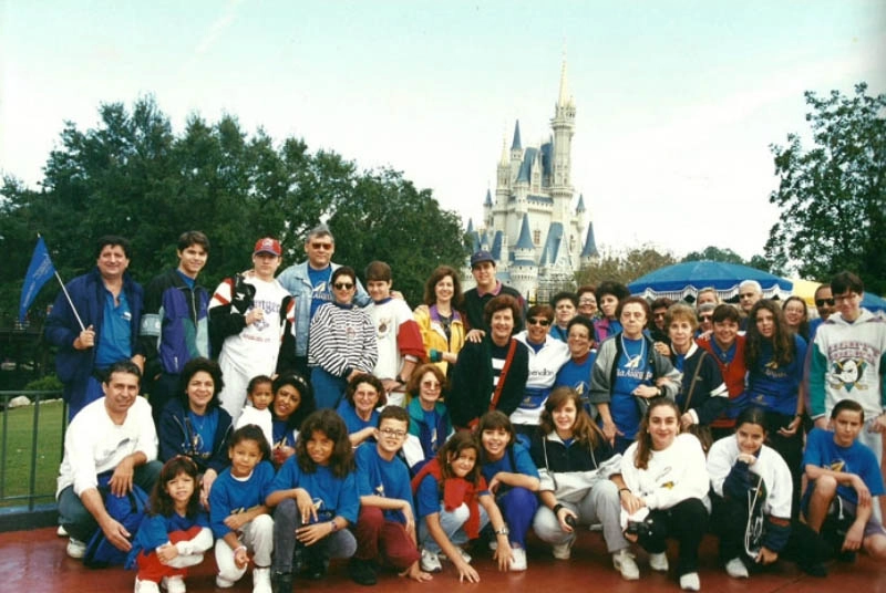 Na década de 90, a família Neves foi inteira foi viver de perto o encanto da Disney nos parques de Orlando. Na imagem, da esquerda para a direita, o filho de Milton, Rafael, é o segundo de pé, seguido do irmão, Fábio, o pai, Milton, sua mãe, Lenice e o caçula, Neto. Foto tirada pelo professor Falco.