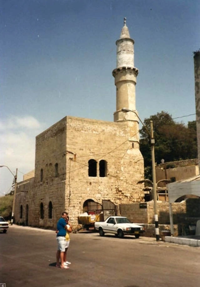 Milton e Lenice na cidade de Belém. Ao fundo, uma mesquita de pedras com seu imponente minarete
