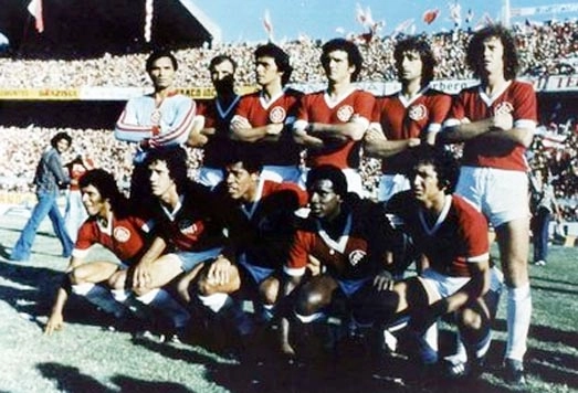 Em pé: Manga, Cláudio Duarte, Figueroa, Vacaria, Marinho Peres e Falcão. Agachados: Valdomiro, Batista, Dario, Caçapava e Lula. Foto enviada por Silvio Bassani